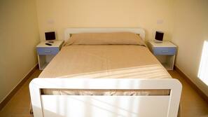 Biancheria da letto di alta qualità, una scrivania