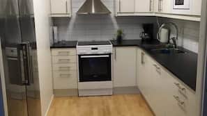 Full-size fridge, microwave, oven, stovetop