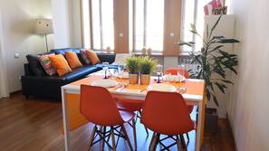 Tabla de planchar con plancha, wifi gratis, ropa de cama