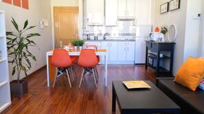 Tabla de planchar con plancha, wifi gratis, ropa de cama