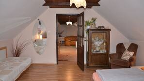 Premium bedding, desk, blackout drapes, free cribs/infant beds
