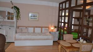 Premium bedding, desk, blackout drapes, free cribs/infant beds