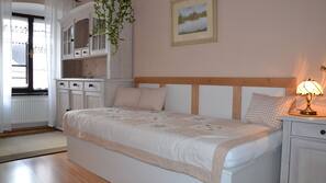 Premium bedding, desk, blackout drapes, free cribs/infant beds