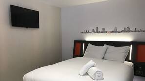 Iron/ironing board, WiFi, linens, wheelchair access