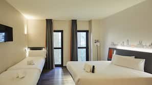 Cortinas opacas, tabla de planchar con plancha, wifi (de pago)
