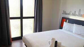 Cortinas opacas, tabla de planchar con plancha, wifi (de pago)