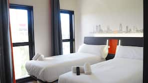 Cortinas opacas, tabla de planchar con plancha, wifi (de pago)