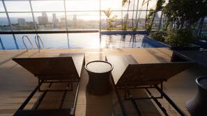 Kolam renang outdoor, dengan payung kolam renang dan kursi berjemur