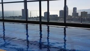 Kolam renang outdoor, dengan payung kolam renang dan kursi berjemur