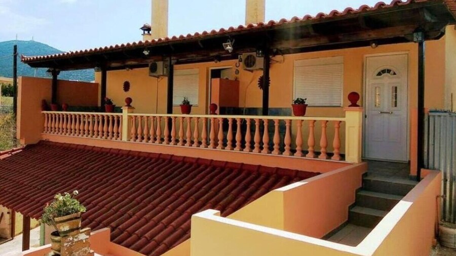 4 Seasons Beach Suites Near Airport