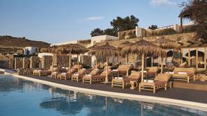 2 piscines extérieures, parasols de plage, chaises longues