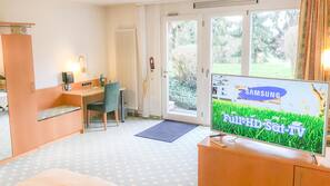 Minibar, värdeförvaringsskåp på rummet och skrivbord