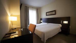 Escritorio, cortinas opacas, tabla de planchar con plancha y wifi gratis