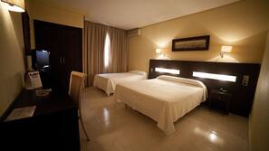 Escritorio, cortinas opacas, tabla de planchar con plancha y wifi gratis