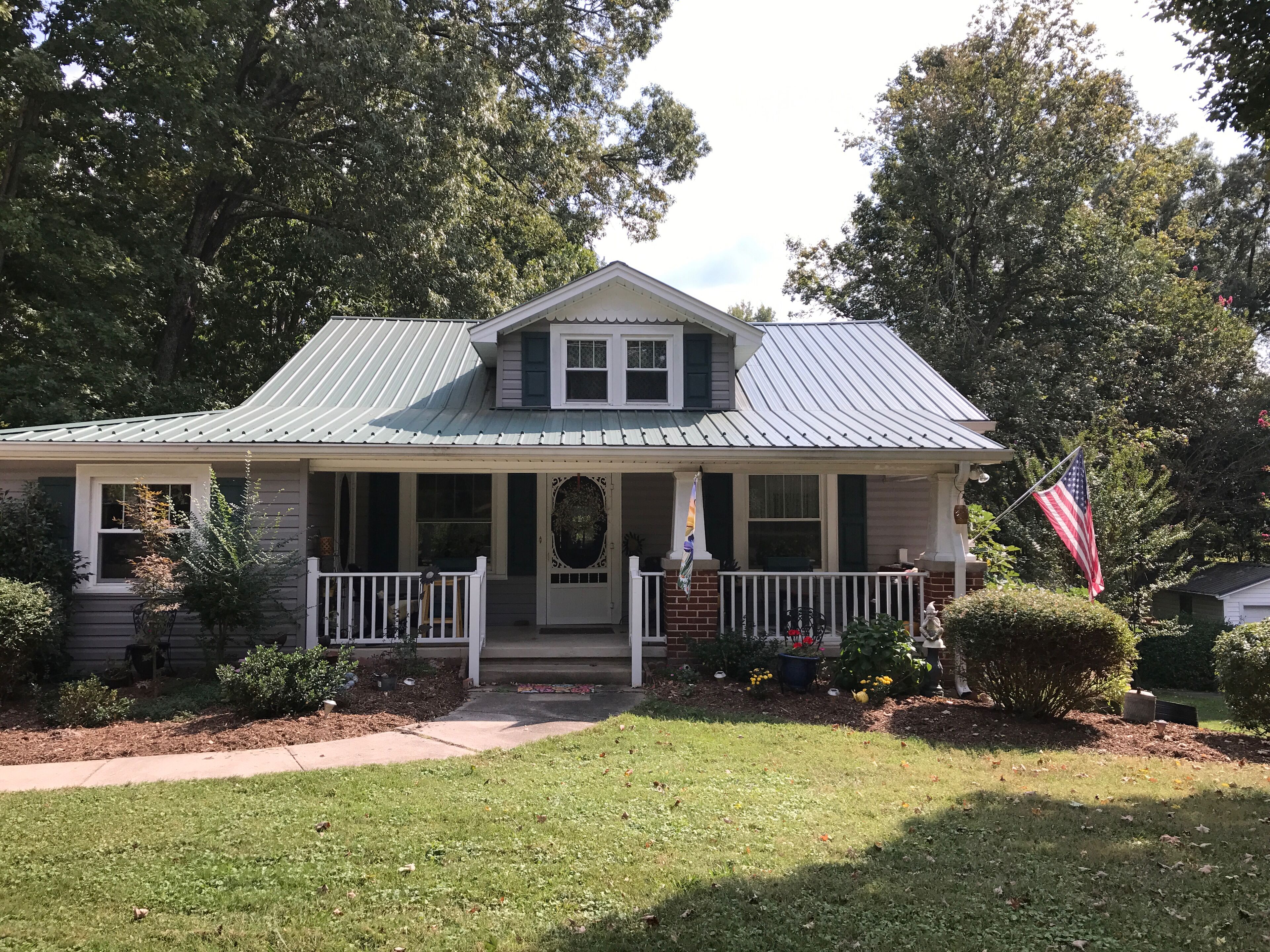 The Violet House<br>Lovely Vintage Cottage in Greensboro, United States