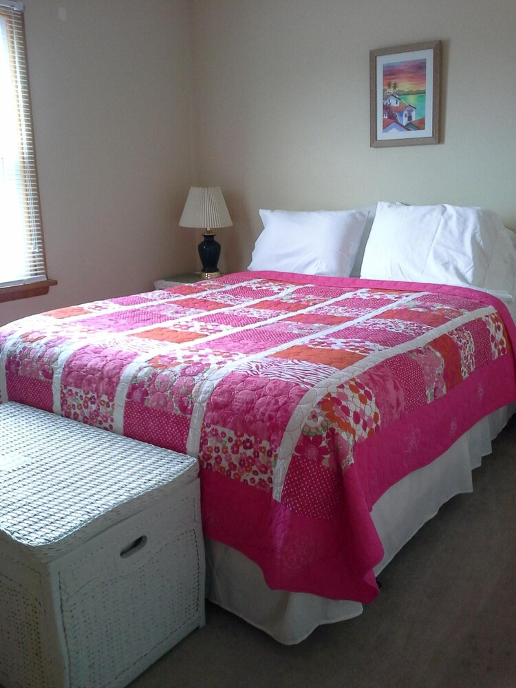 Save$$ 3 private bedrooms+queen sleeper, full kitchen, seasonal pool and deck