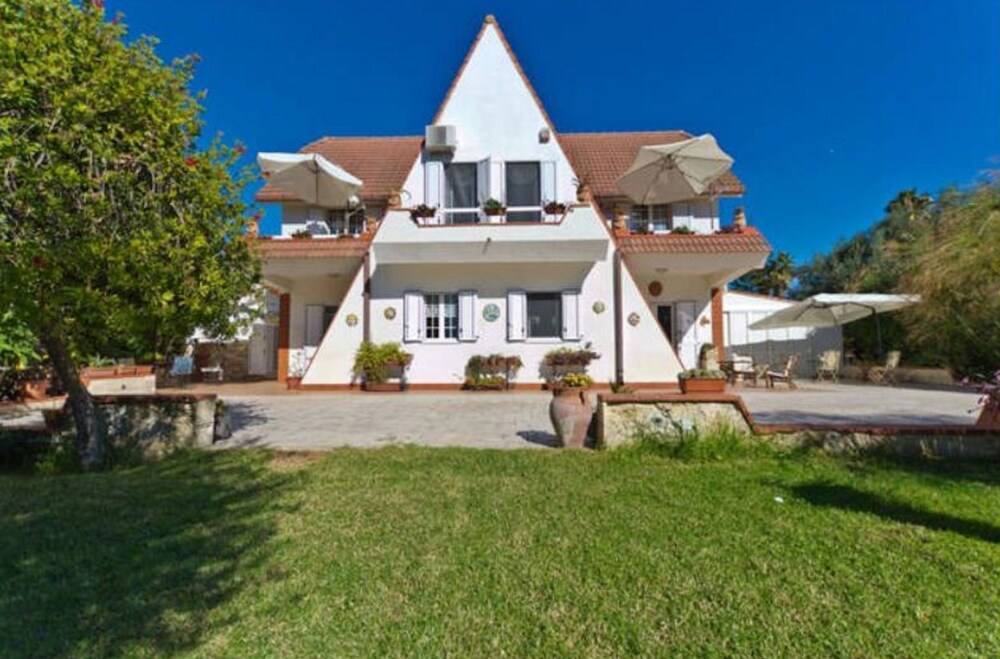 Apartment With 2 Bedrooms In Siracusa Arenella With