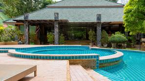 Una piscina al aire libre