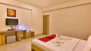 1 bedroom, premium bedding, free minibar, desk