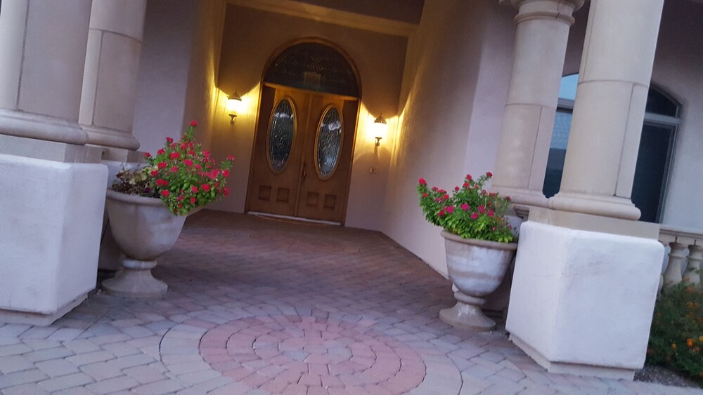 Luxurious and beautiful Mansion nearby downtown Tucson