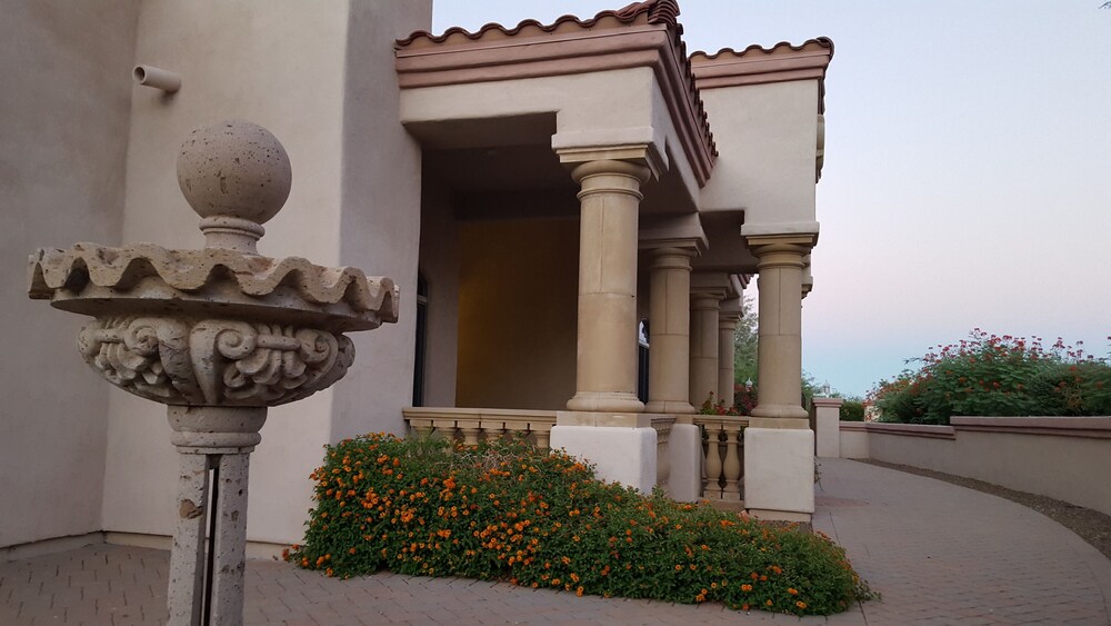 Luxurious and beautiful Mansion nearby downtown Tucson