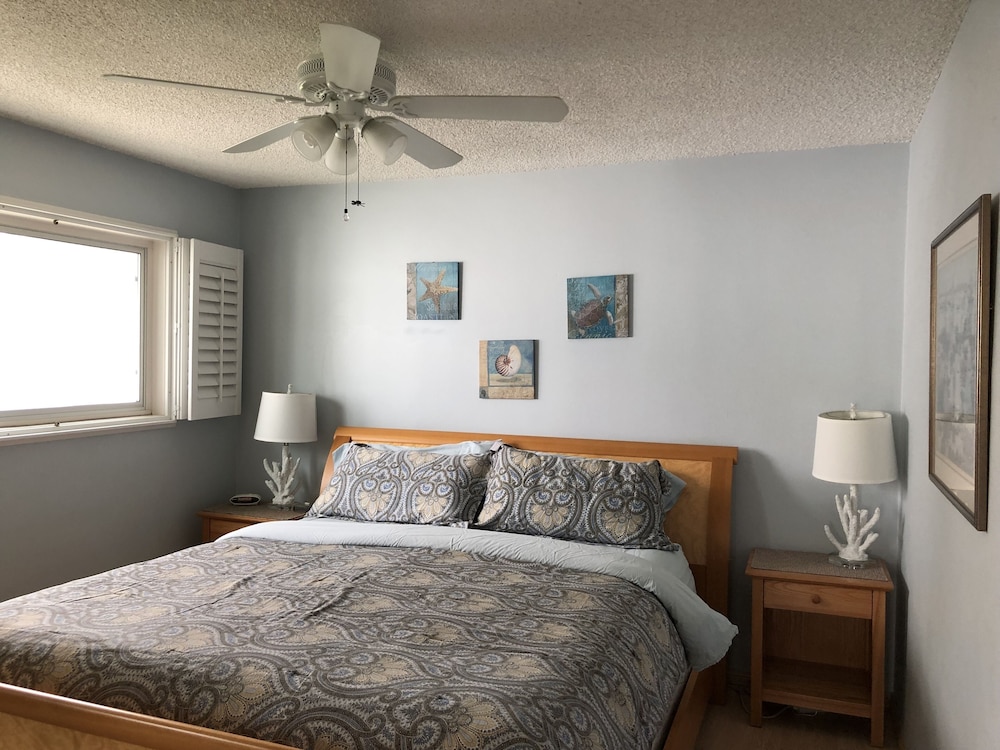 Chic 2 Bedroom Condo by the Sea, a few steps away from white sand beach Carpinteria Vrbo