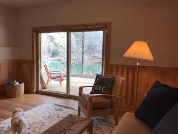 Beautiful Log Cabin On Lake Keowee With Dock Close To Clemson