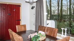 Kühlschrank, Mikrowelle, Herd, Wasserkocher mit Kaffee-/Teezubehör