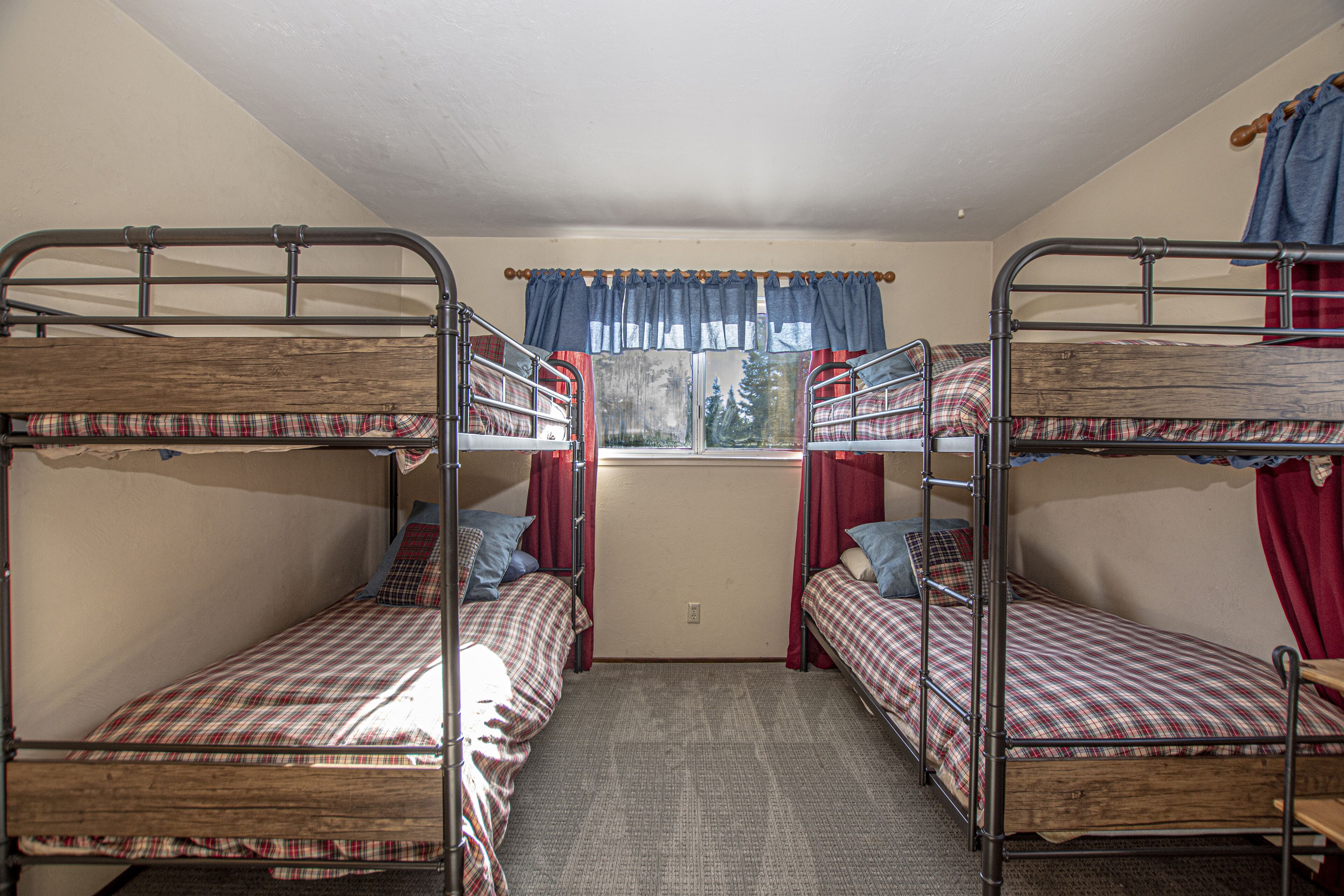 3 Bedroom Private Vacation Home in Tahoma (Sleeps 8) in Tahoma, United States