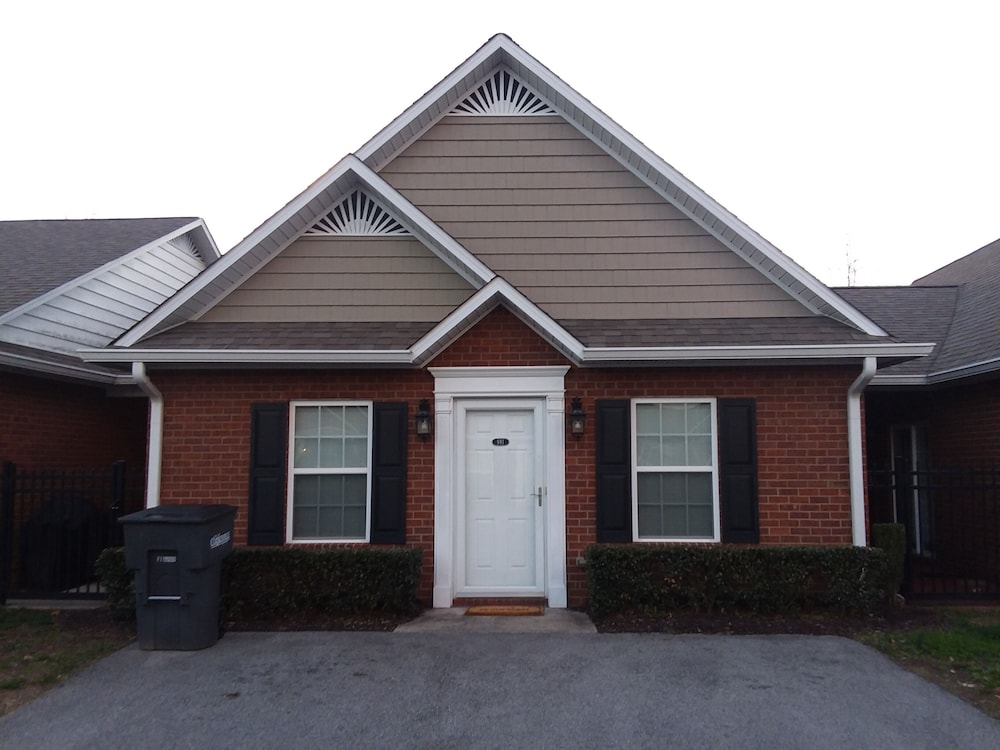 Super Nice Condo. Rent by Day/week/month. Walking Distance to Bar/restaurant.. in Cookeville, United States