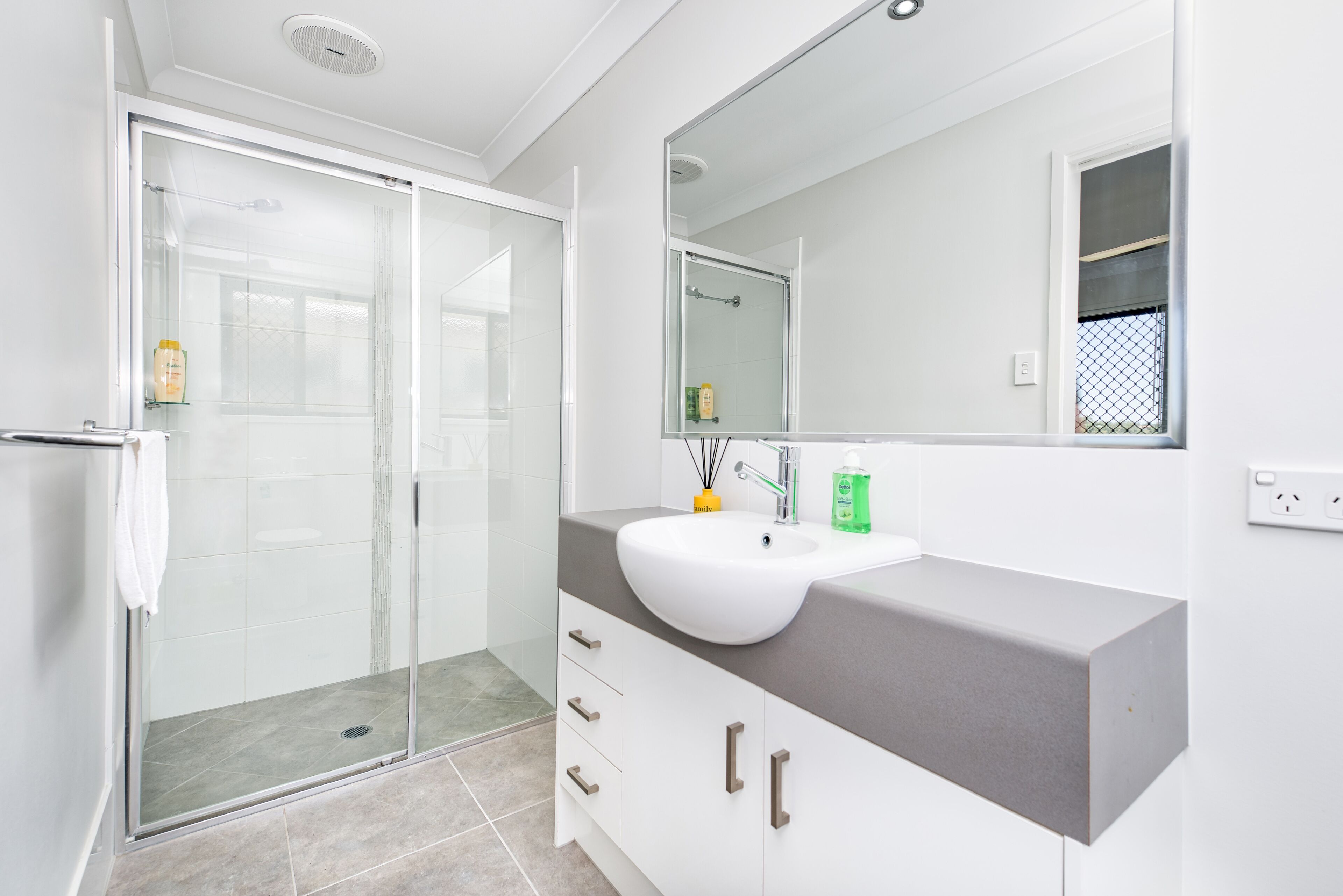 Amazing Value! Entire Home near Theme Parks &Westfield, unlimited WIFI