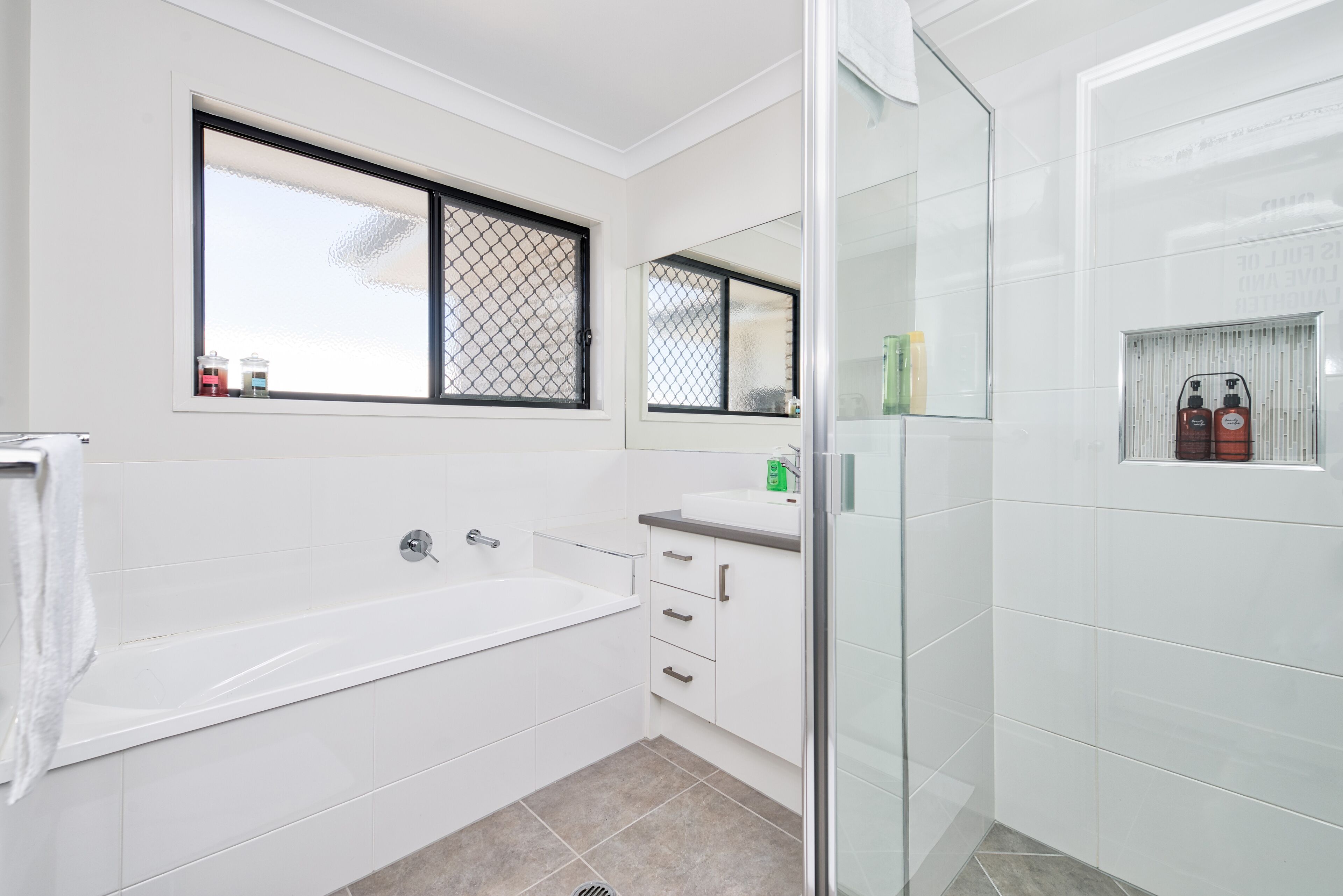 Amazing Value! Entire Home near Theme Parks &Westfield, unlimited WIFI