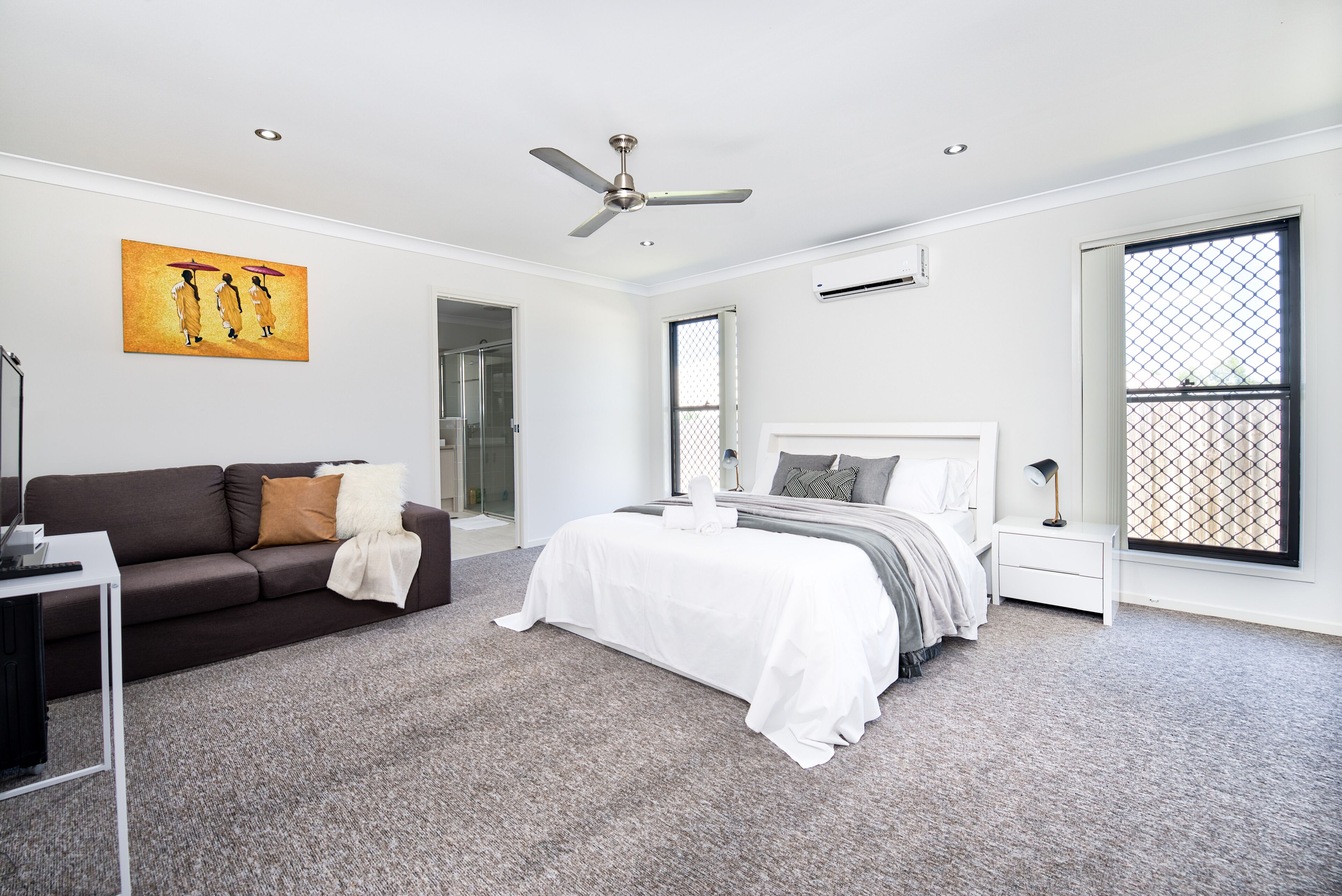 Amazing Value! Entire Home near Theme Parks &Westfield, unlimited WIFI