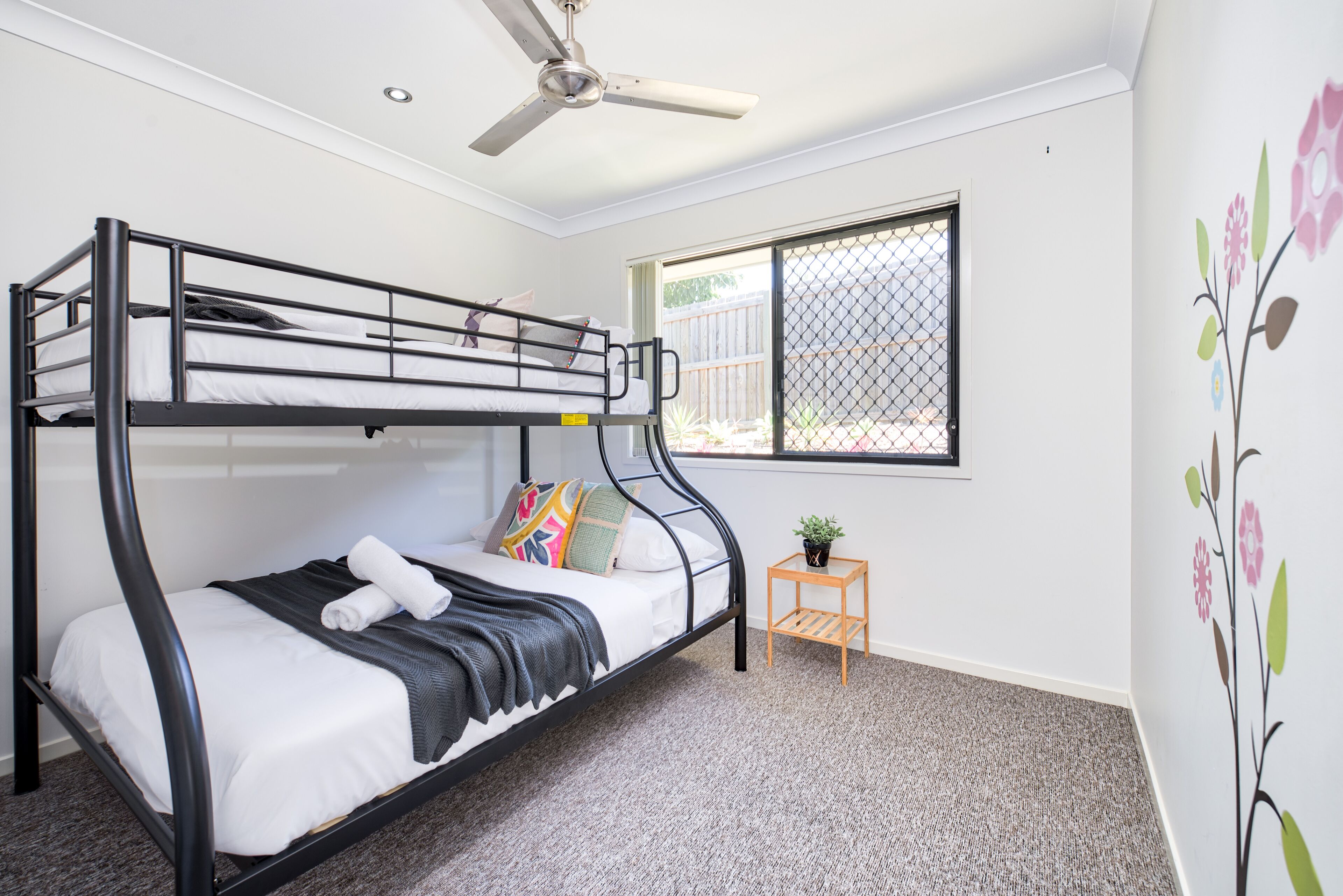 Amazing Value! Entire Home near Theme Parks &Westfield, unlimited WIFI