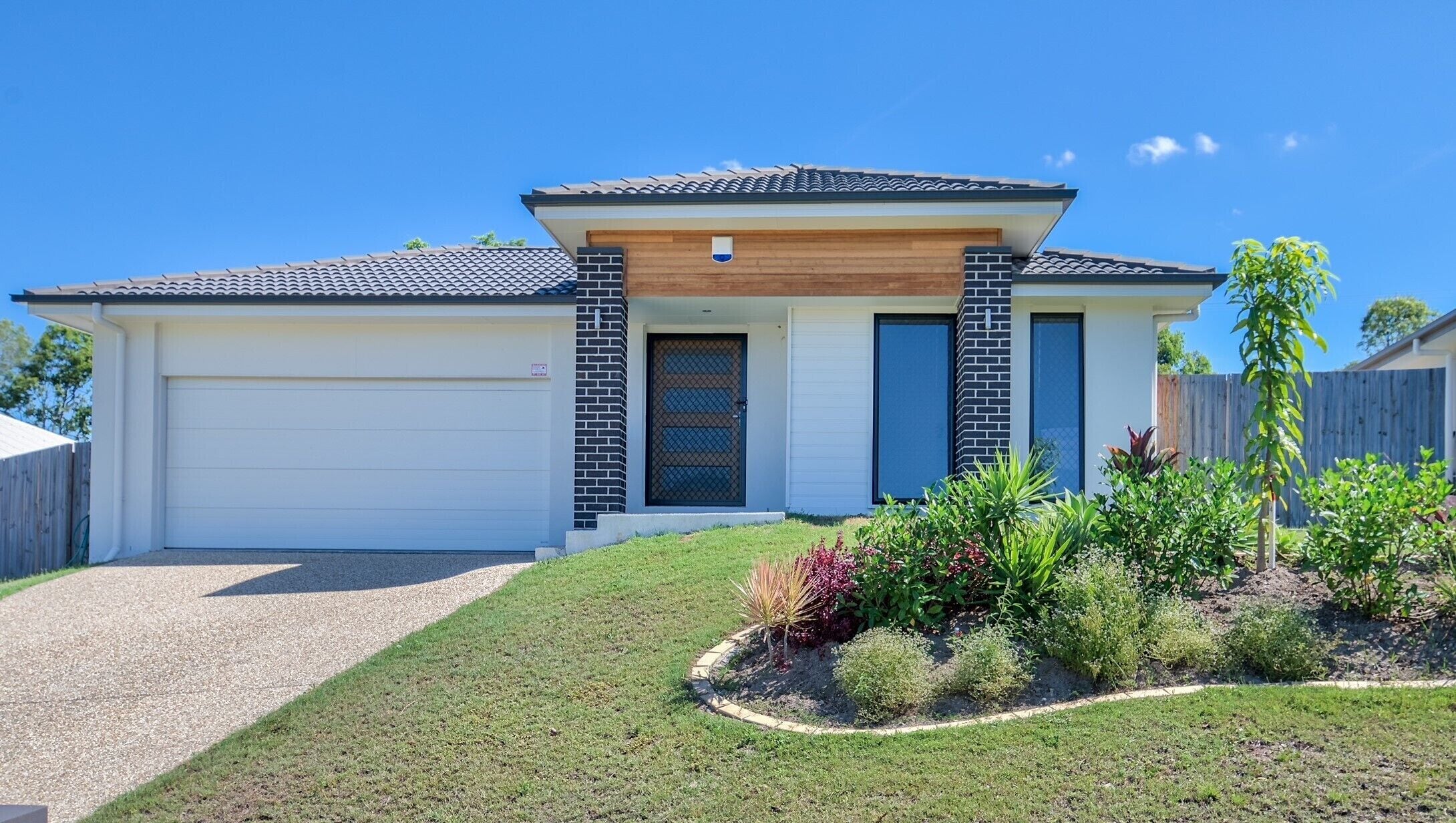 Amazing Value! Entire Home near Theme Parks &Westfield, unlimited WIFI