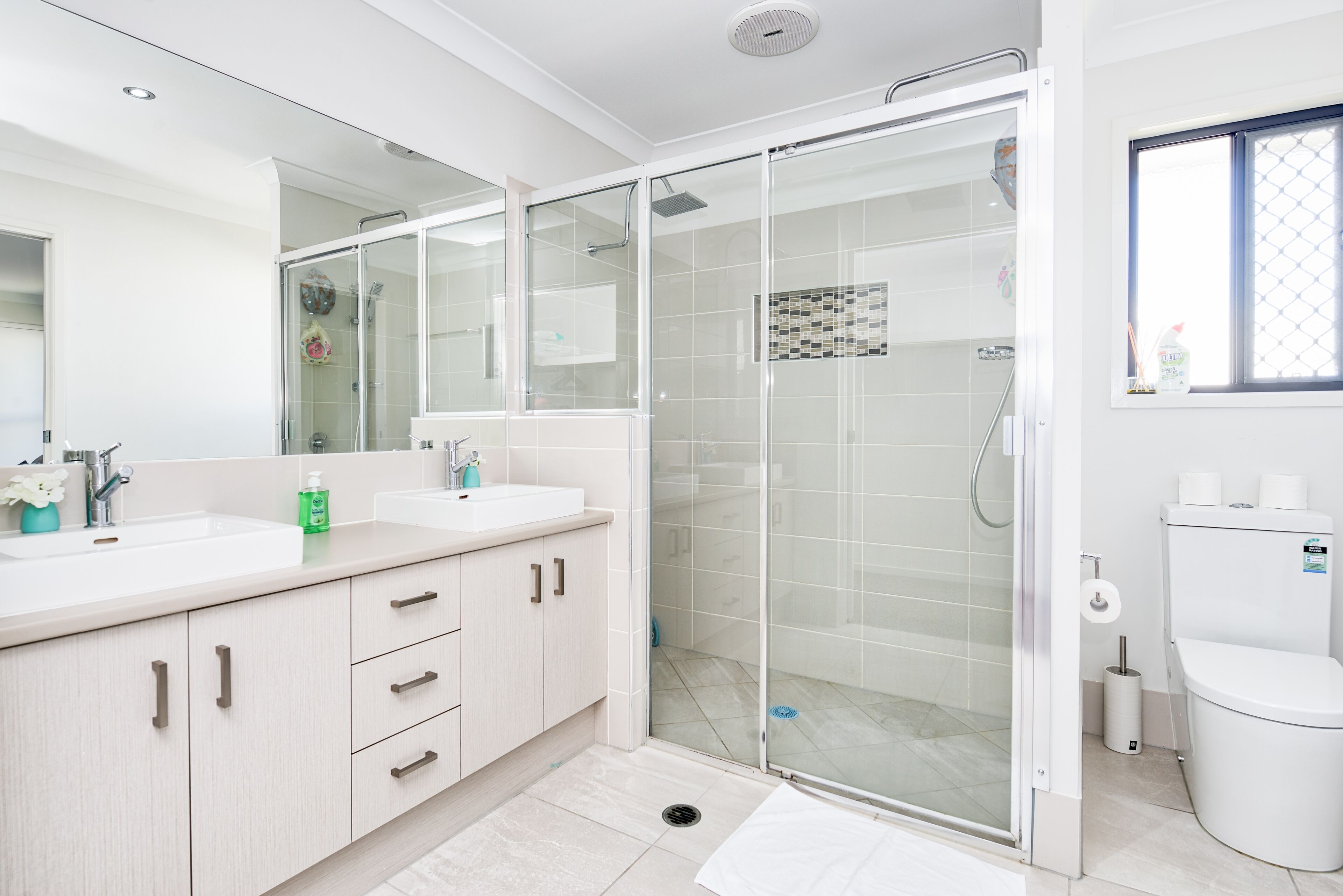 Amazing Value! Entire Home near Theme Parks &Westfield, unlimited WIFI