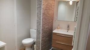 Douche, sèche-cheveux, serviettes fournies
