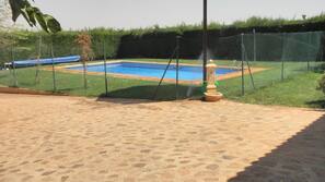 Una piscina al aire libre de temporada