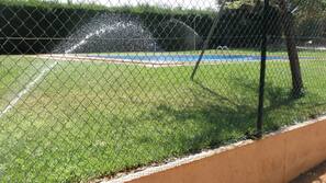 Una piscina al aire libre de temporada