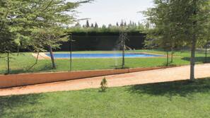 Una piscina al aire libre de temporada