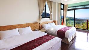 Premium bedding, desk, blackout drapes, free WiFi