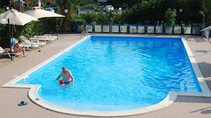 Piscina all'aperto, una piscina in terrazza