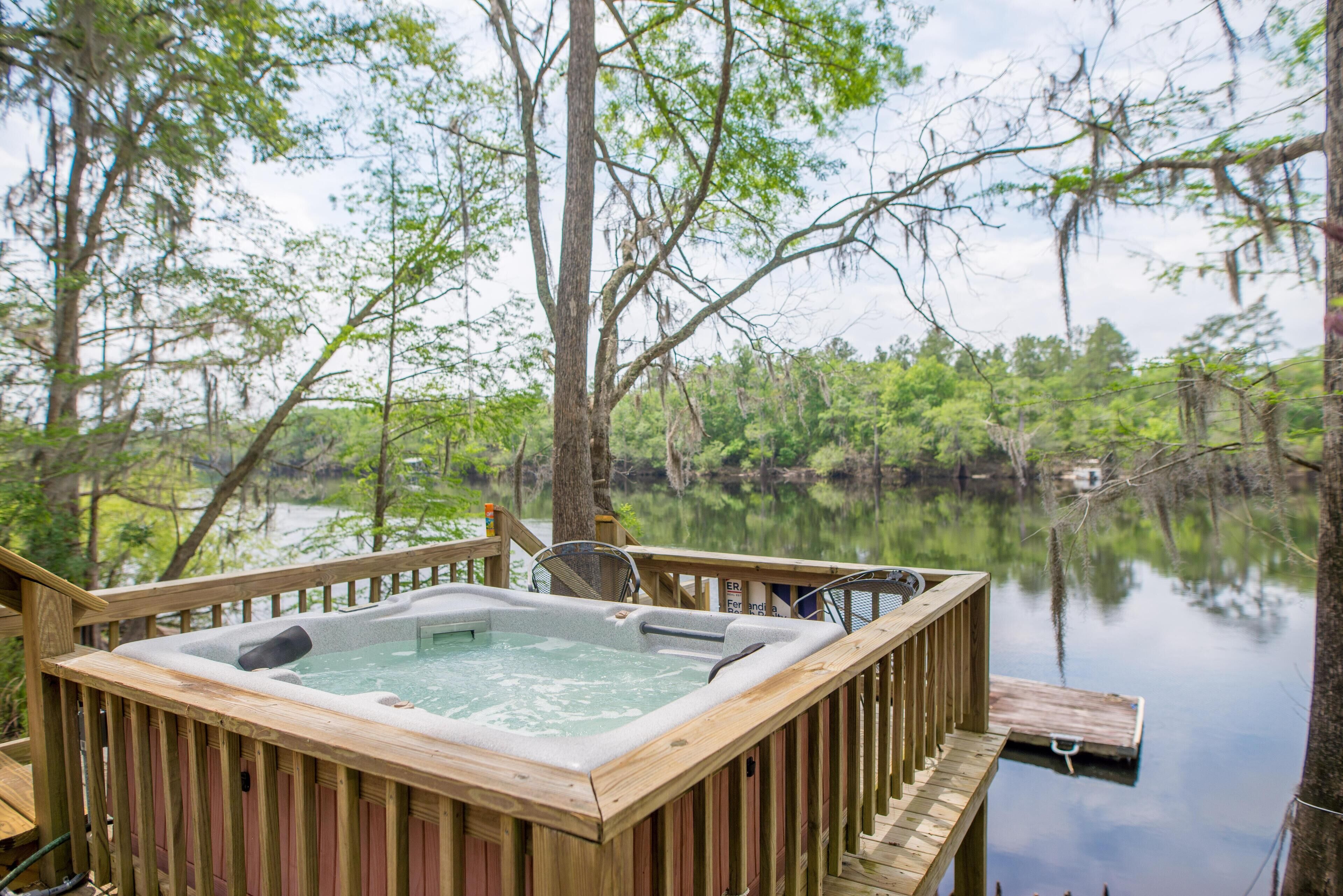 Luxury Suwannee River Front/ Spring Home w/ hot Tub. Ichetucknee, Ginnie Springs in Lake City, United States