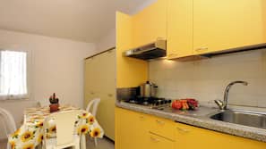 Full-sized fridge, hob, coffee/tea maker, cookware/dishes/utensils