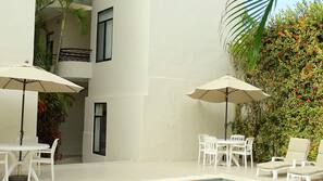 Piscine extérieure, chaises longues