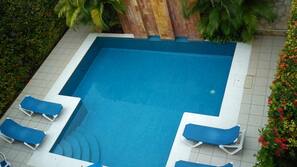 Piscine extérieure, chaises longues