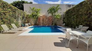 Piscine extérieure, chaises longues