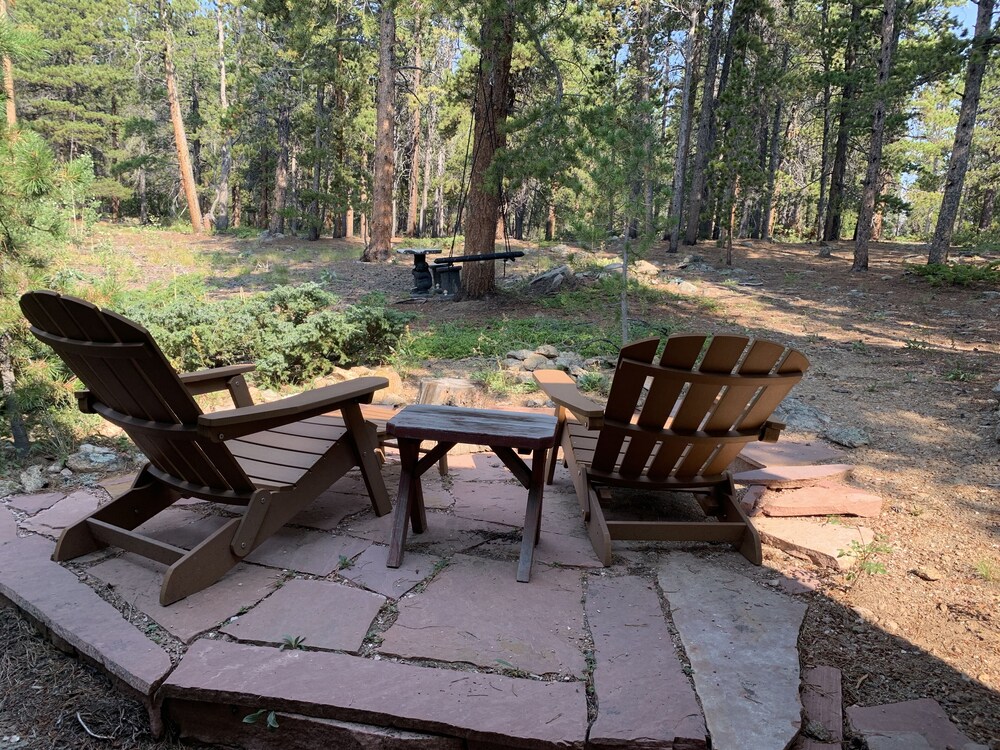 Secluded Georgeous Cabin - Steps Away from Roosevelt National Park for Hiking.