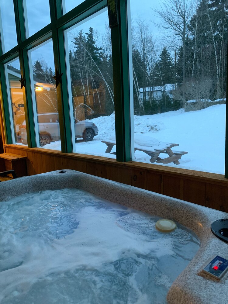 Spa, Cozy Vermont Mountain Getaway! Fireplace and Hot Tub