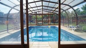 Inomhuspool och utomhuspool